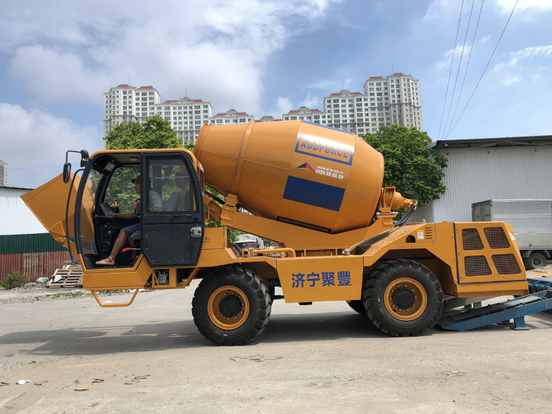  Ưu điểm của xe trộn bê tông tự nạp vật liệu