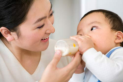 Mẹo giúp con sơ sinh bú bình thành thạo như bú mẹ