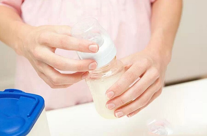 Pha sữa sai cách cũng khiến bé dễ bị táo bón