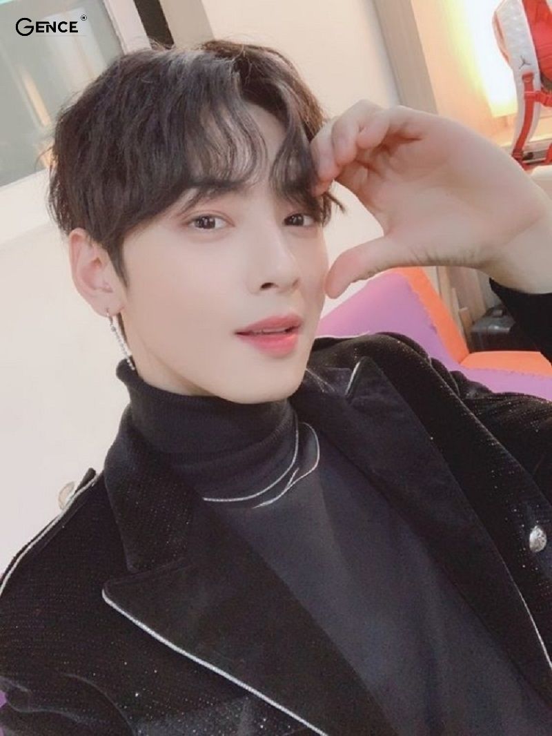 Bạn nam có gương mặt vuông chụp selfie cực dễ