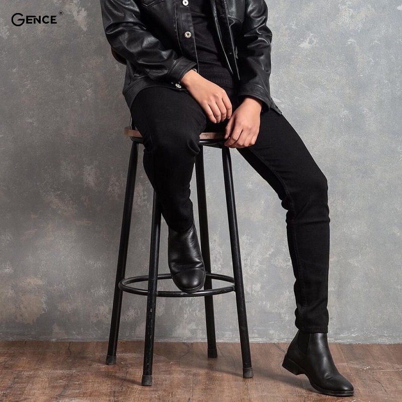 Boots cổ cao và áo sơ mi trắng sẽ tạo nên một outfit hack dáng