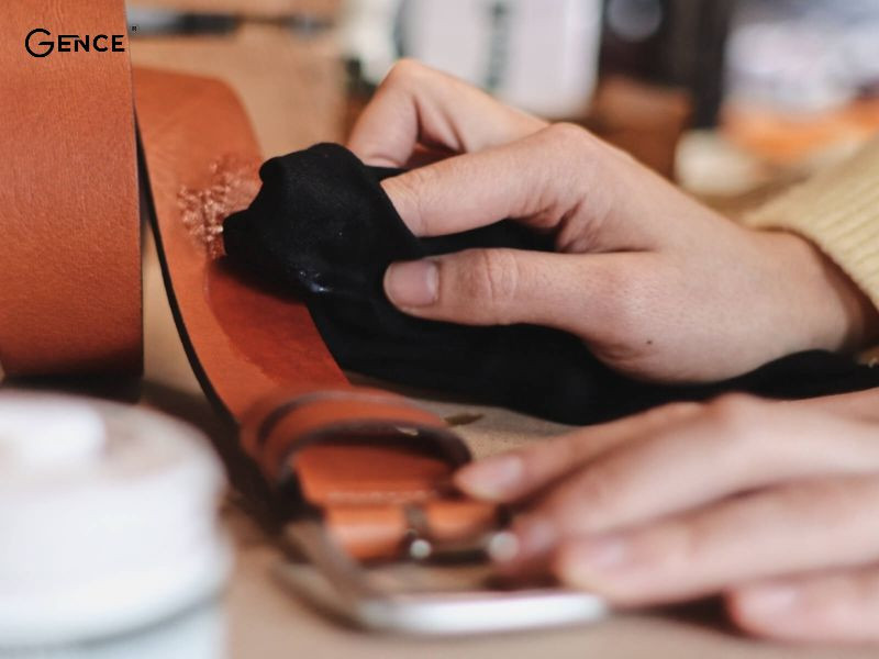 Dùng kem dưỡng để bề mặt da luôn bóng đẹp