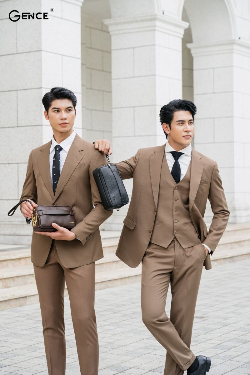 Nam giới sử dụng RB08, RB09 có thể linh hoạt cầm tay và đeo chéo