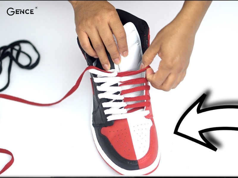 Buộc dây giày chia làm hai nửa đơn giản