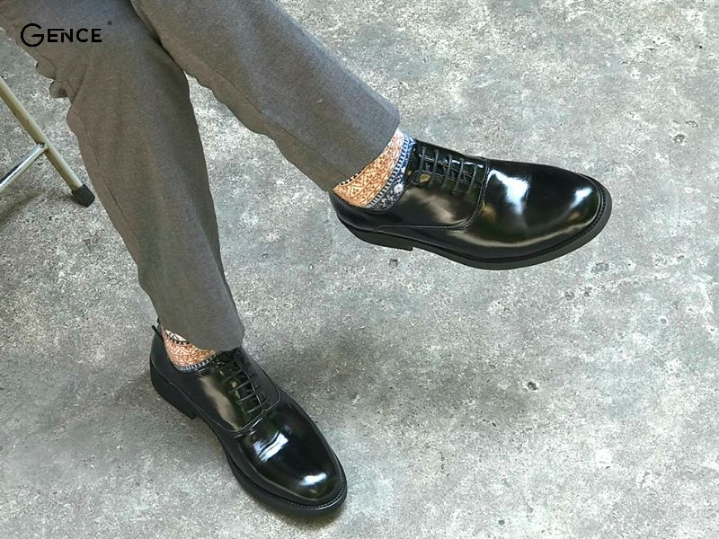 Nên thử giày chú rể vào buổi chiều