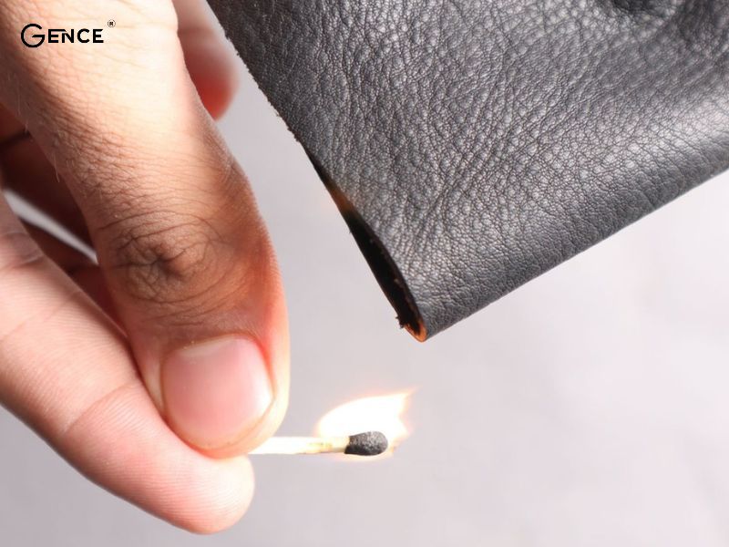 Dùng lửa kiểm tra xem túi da là thật hay giả trên miếng thử