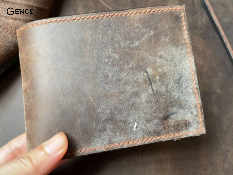 Tình trạng ví da bị mốc cần được làm sạch bởi cồn