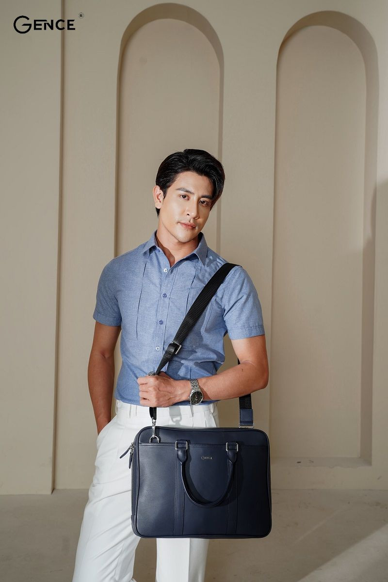 Đàn ông diện sơ mi, quần âu đi làm thể hiện sự trẻ trung