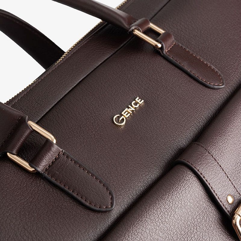 Cặp doanh nhân GCE24 Gence với logo thương hiệu nổi bật