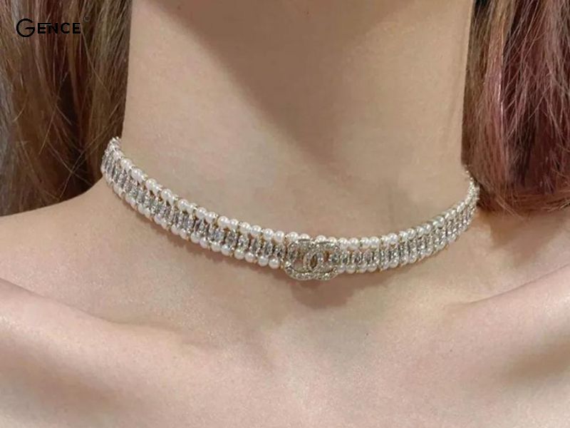 Choker dạng đai tạo điểm nhấn cho trang phục