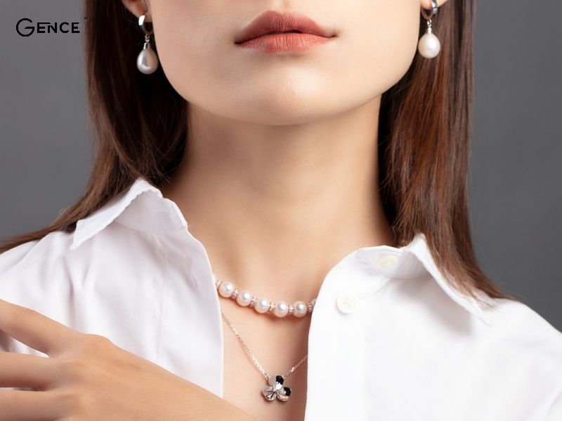 Diện sơ mi với choker khéo léo khoe xương quai xanh