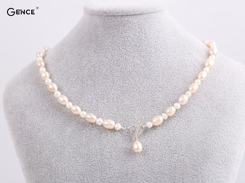 Choker ngọc trai thể hiện sự thanh lịch và quyền quý