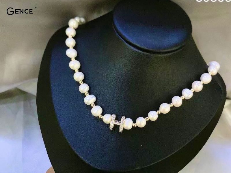 Choker đá quý mang đến vẻ hiện đại và cuốn hút