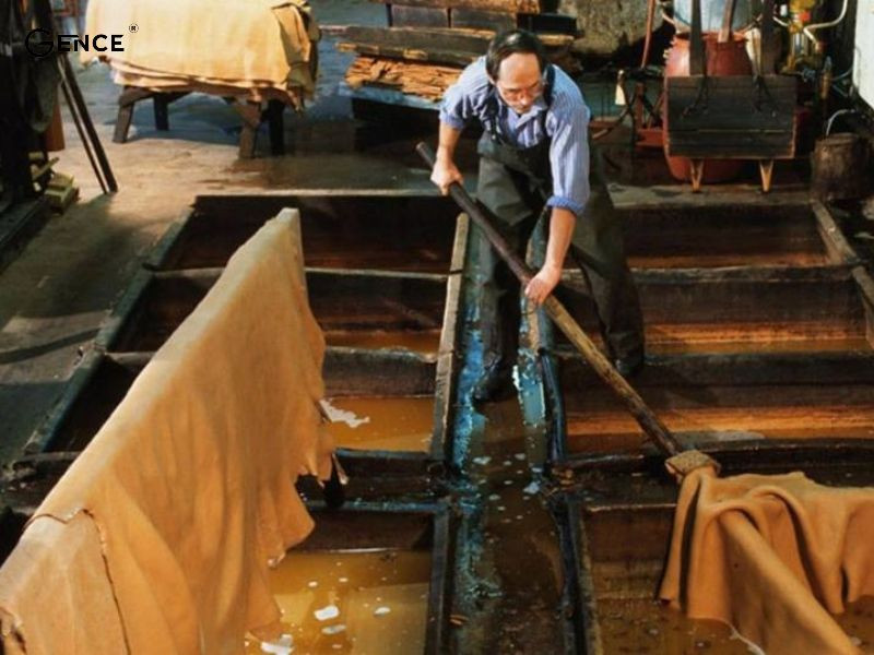 Căng da đều trên khung trước khi ngâm trong bể chứa