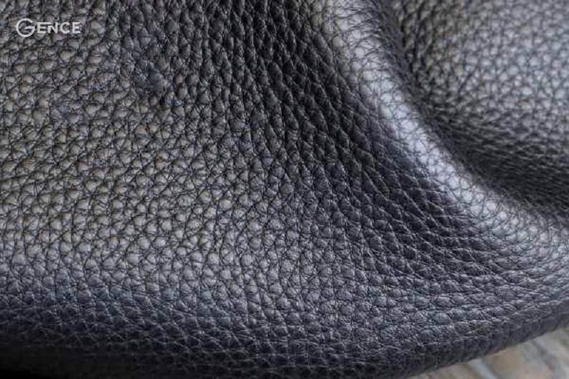 Da bò sáp Mill ướt có bề mặt da khá nhờn rít