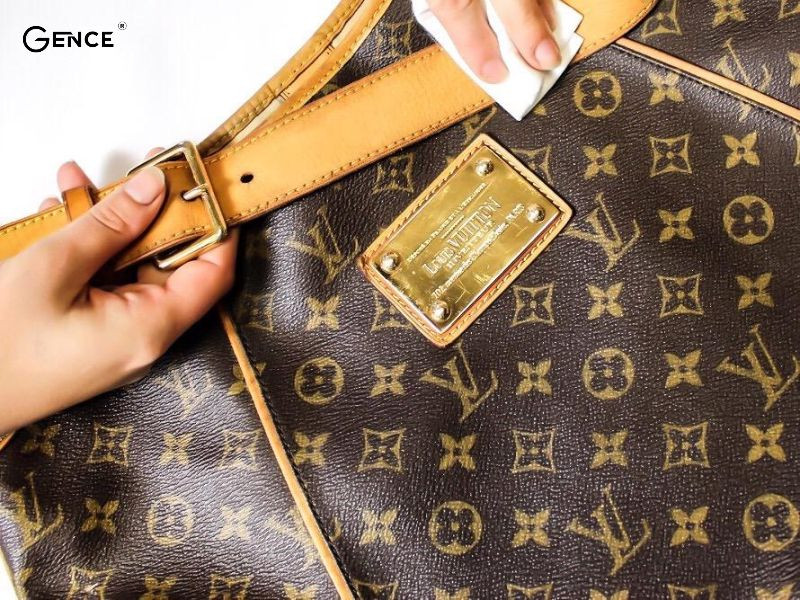 Lau khô bằng khăn mềm ngay khi tiếp xúc với nước