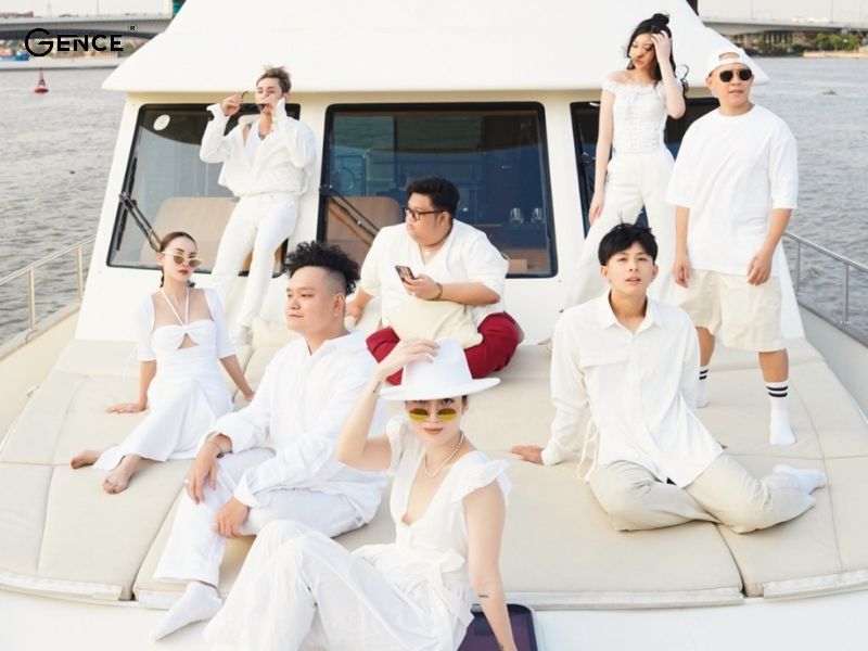 Chú ý đến màu sắc tránh sự lạc quẻ giữa dòng người