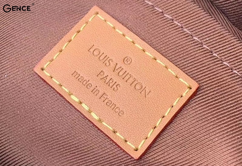 Đường chỉ may ví cầm tay nam Louis Vuitto chính hãng chắc chắn, gọn gàng