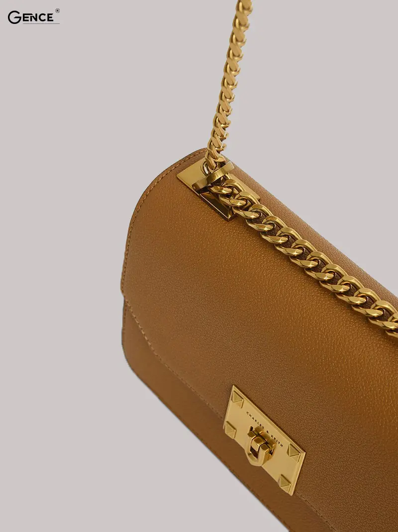 Khóa bấm túi CnK đều được in dập nổi hoặc khắc tên thương hiệu tinh xảo