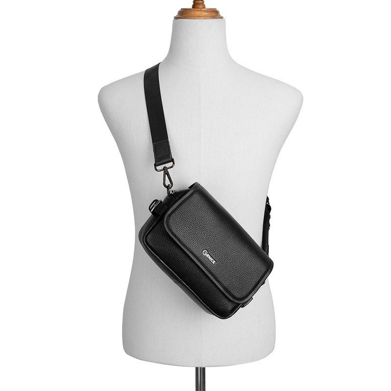 Kiểu đeo túi chéo nam TD07 Gence của quản lý điều hành sự kiện