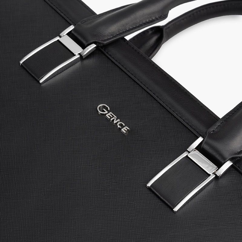 Logo Gence được gắn nổi vào chính giữa túi da nam đẹp CDX11