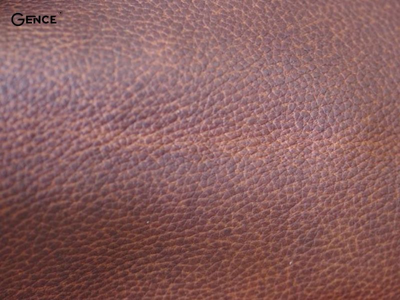 Lớp sáp phủ bảo vệ bề mặt da bò Mill tạo cảm giác hơi cũ cho da