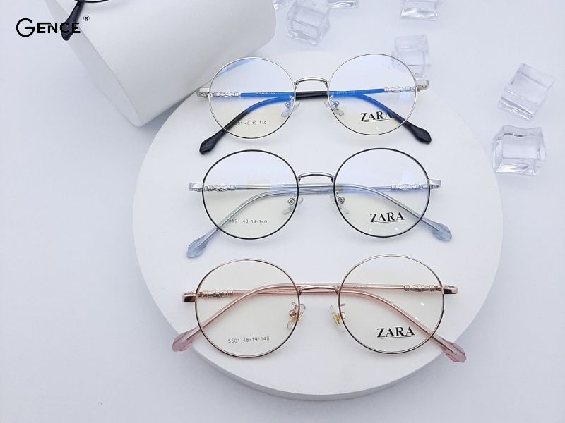 Kính tròn hoặc hình bầu dục khiến khuôn mặt tròn hơn