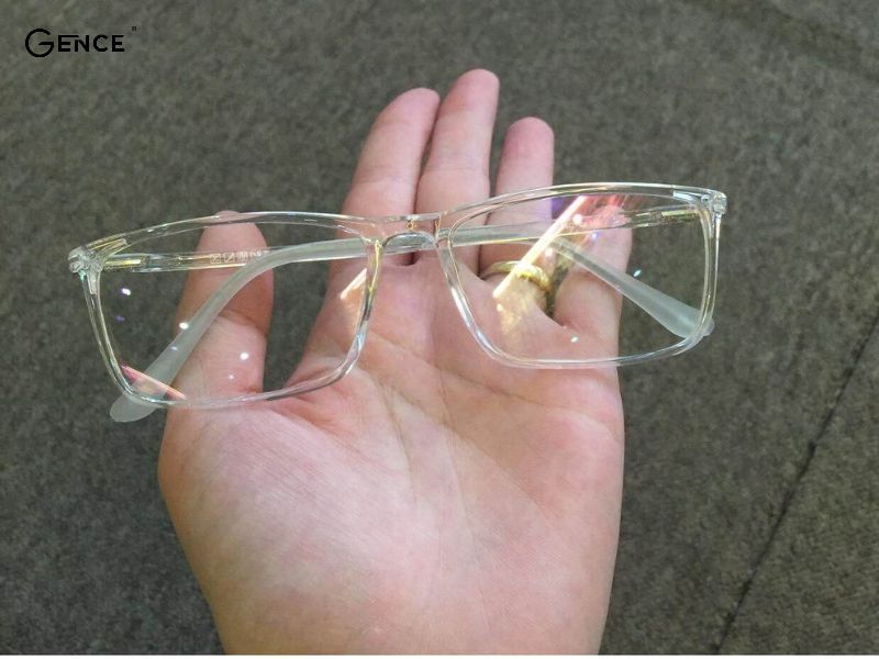 Kính khung trong suốt và màu da không làm nổi bật khuôn mặt