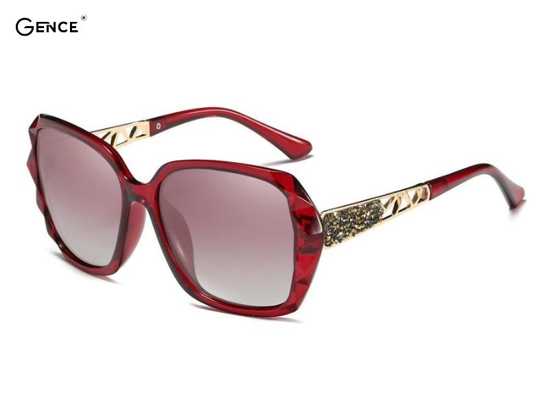 Kính có gọng đầy màu sắc làm nổi bật đường nét gương mặt