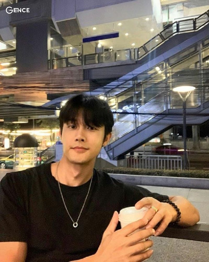 Miệng cười hơi nhếch một chút