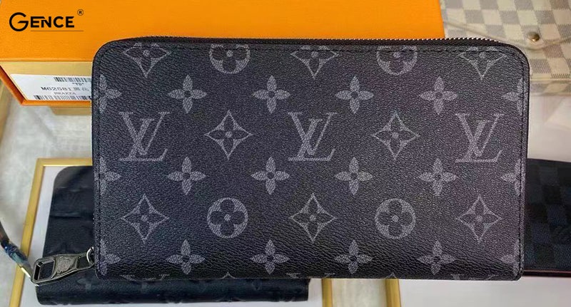 Nhãn mác ví cầm tay nam Louis Vuitto luôn đi kèm với ví