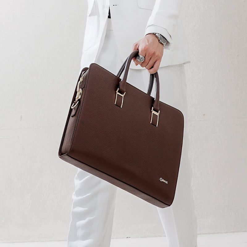 Outfit đi làm của chuyên viên bất động sản với giỏ xách nam CTS13 Gence