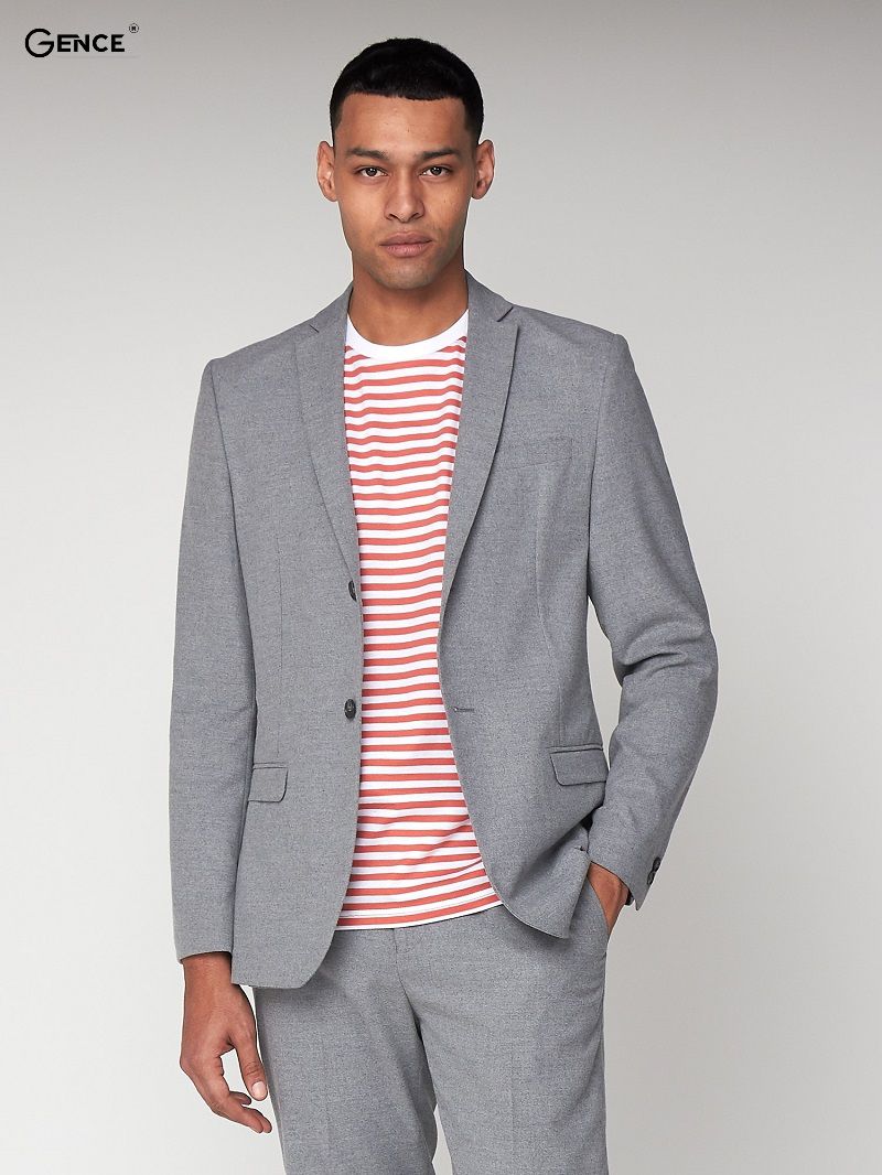 Outfit đơn giản mà ấn tượng với quần tây, áo phông và vest