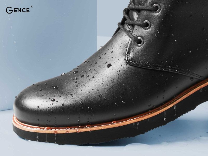 Nhỏ nước lên bề mặt da giày để kiểm tra thật giả