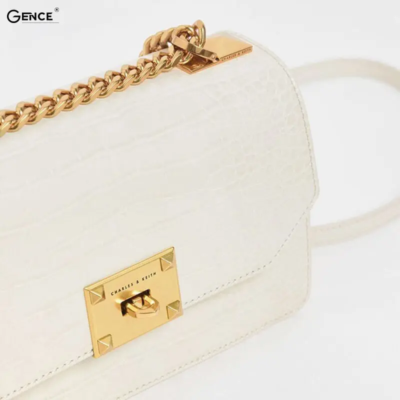 Phân biệt túi xách C&K thật giả bằng logo in trên túi