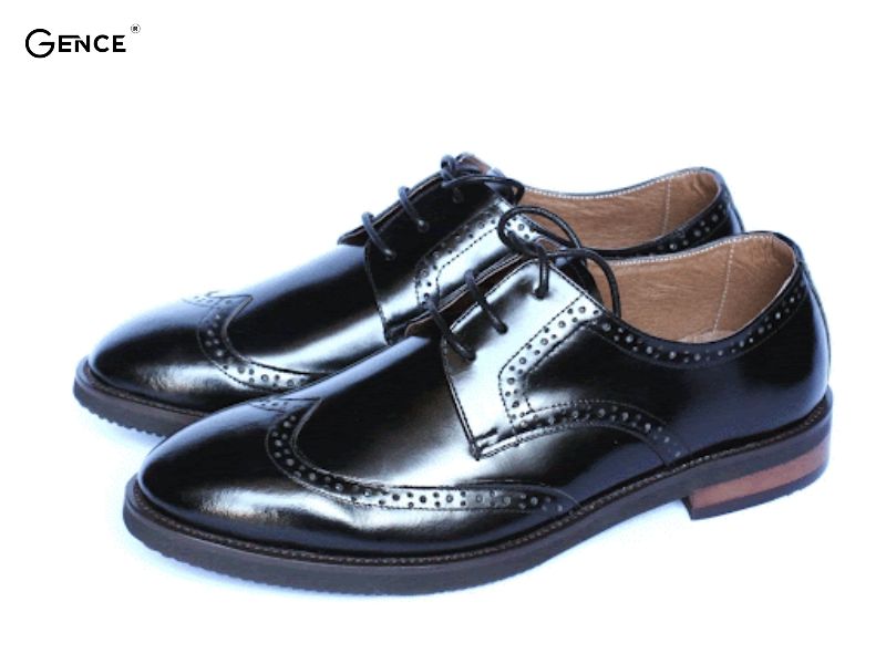 Họa tiết đục lỗ của giày derby brogue tạo sự độc đáo