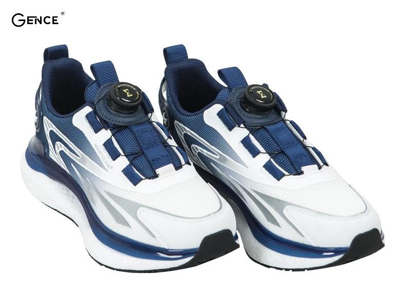 Giày thể thao năng động kết hợp cùng quần tây áo sơ mi