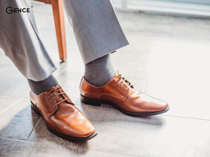 Quần tây xám phù hợp với nhiều thiết kế