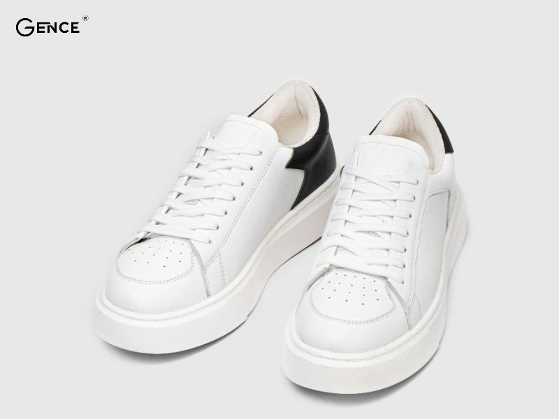 Phá cách với set đồ quần tây áo sơ mi và sneaker