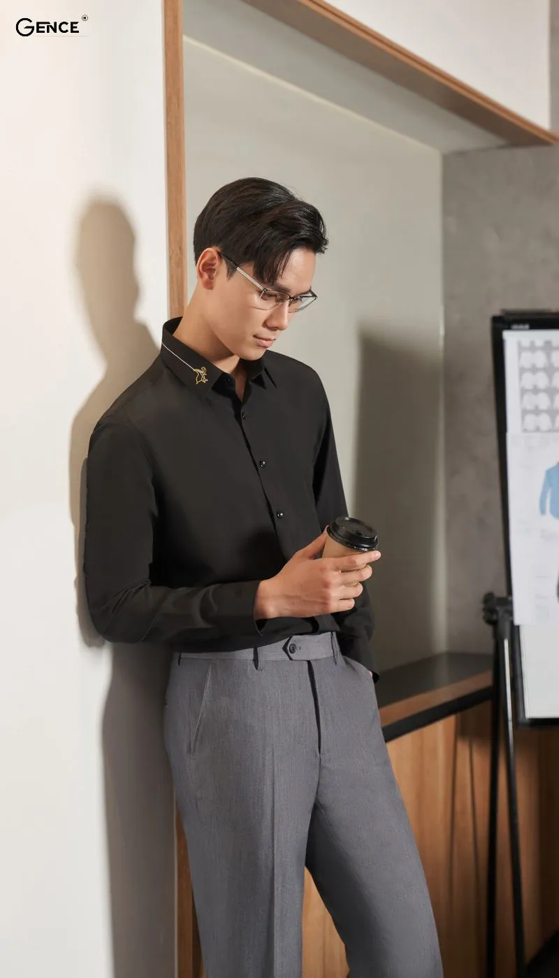 Phối quần Tây màu ghi với áo đen lịch lãm