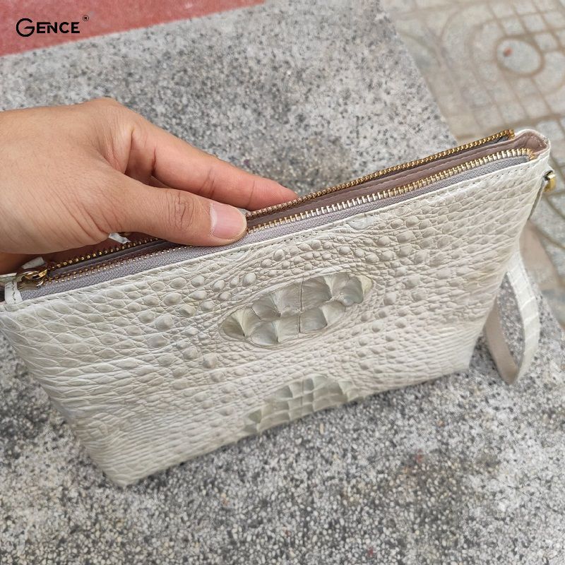 Thiết kế năng động của clutch da cá sấu bạch tạng