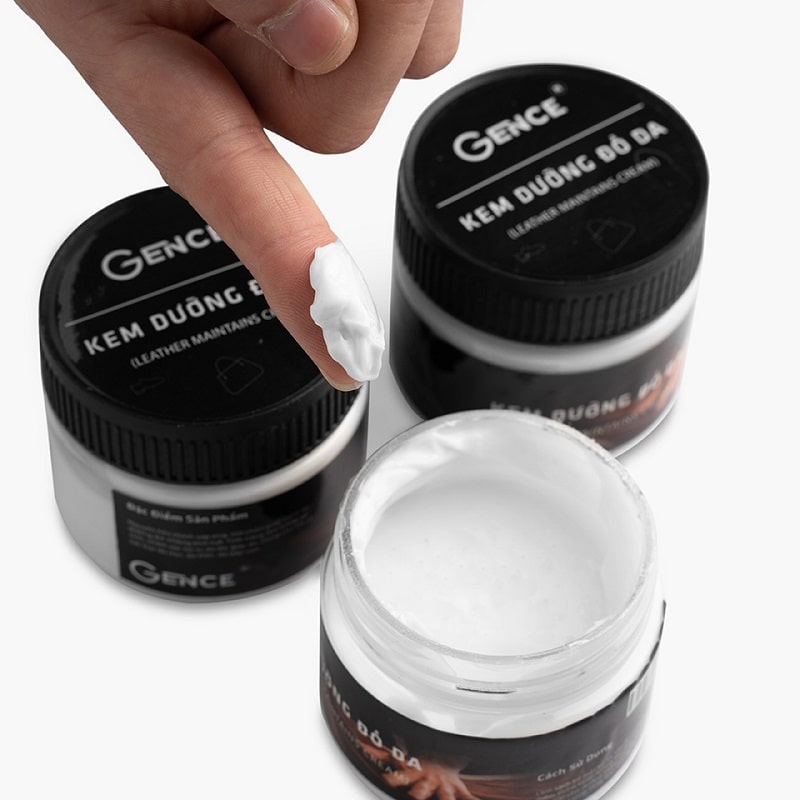 Thoa kem nhẹ nhàng, mát xa đều để kem thẩm thấu tốt hơn