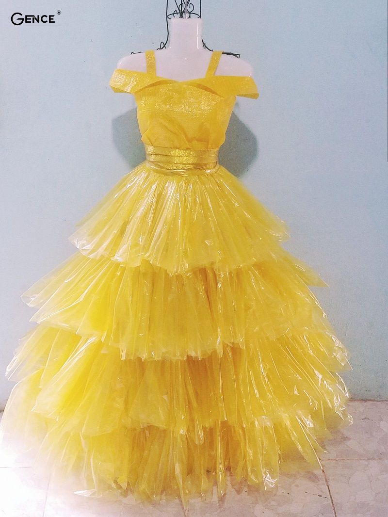 Thời trang làm từ áo mưa rất bắt mắt