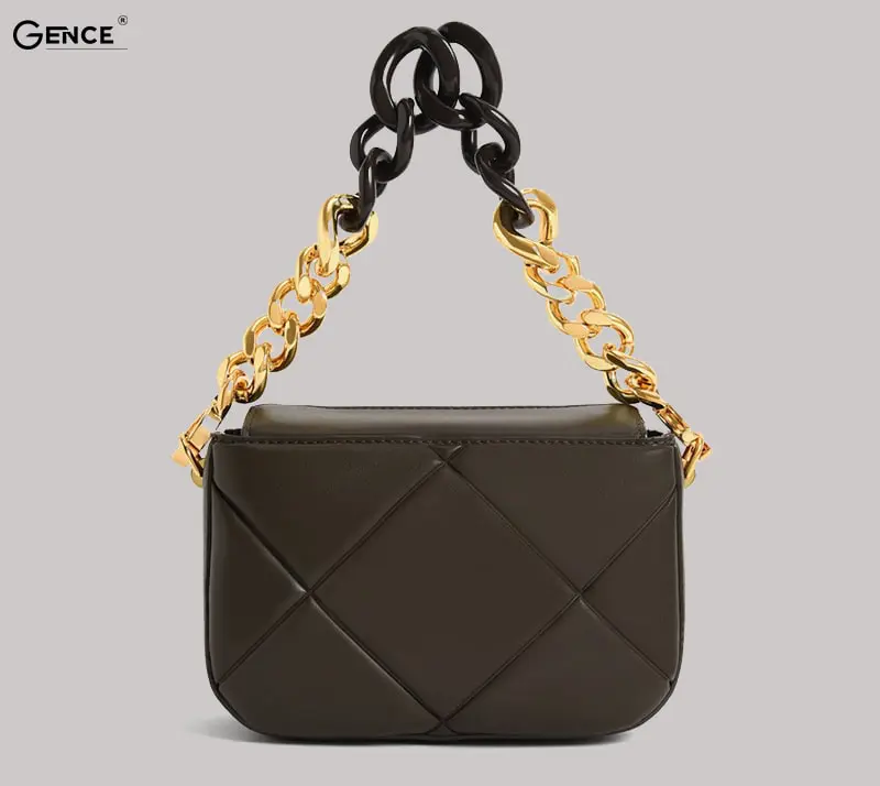 Túi Charles & Keith Mini Bag có màu đen huyền bí, quyến rũ
