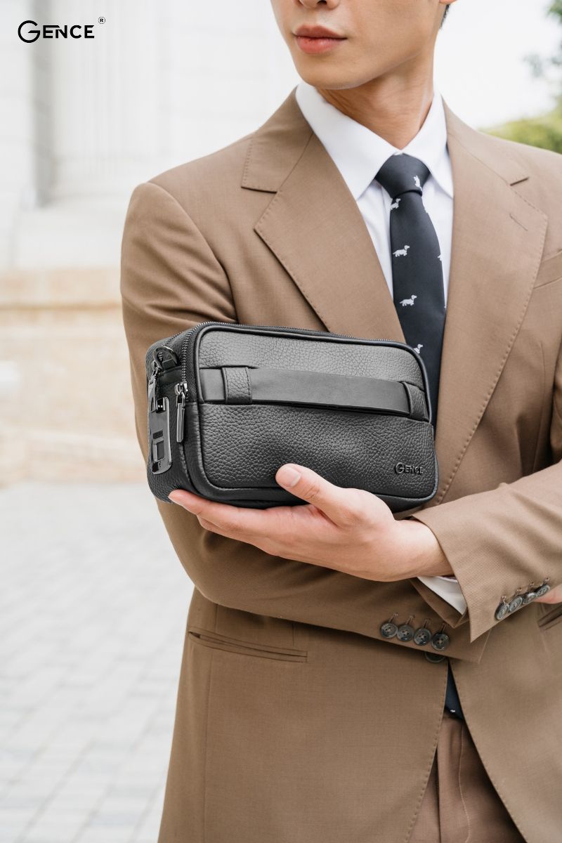 RB08 là túi đeo chéo khóa vân tay có thể cầm tay