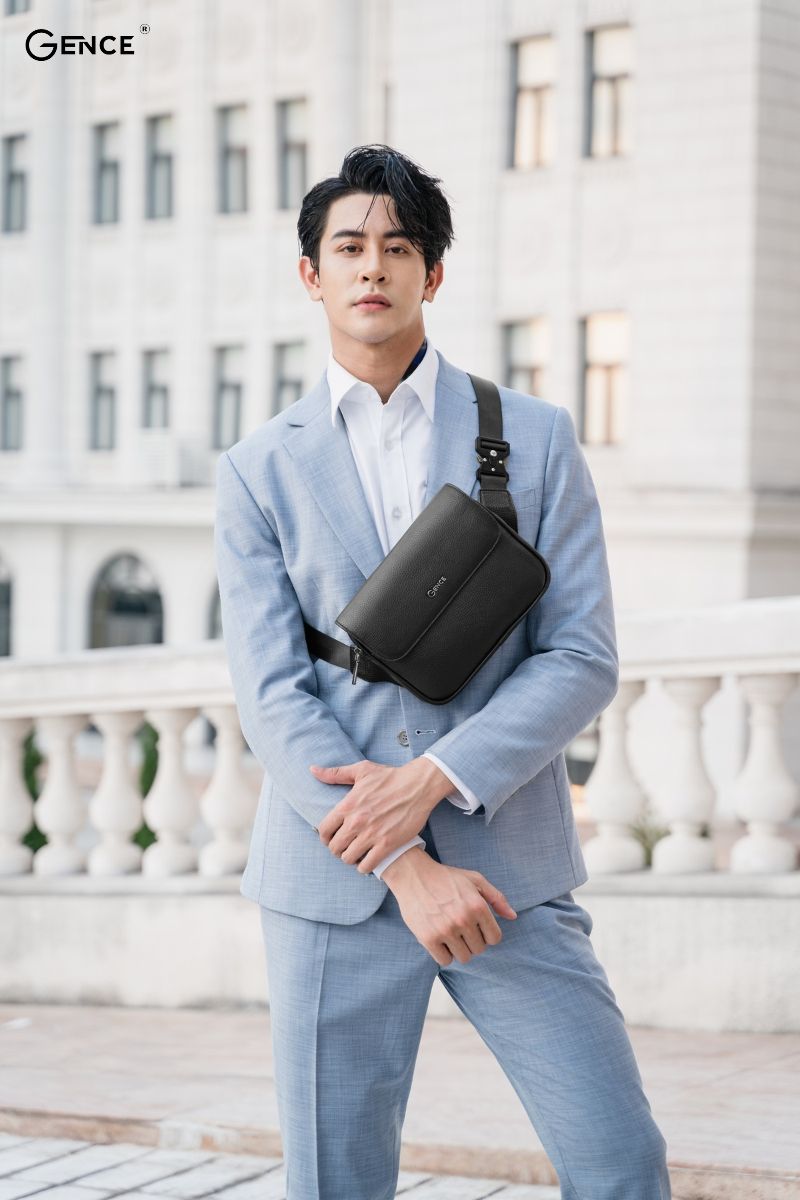 Mặc vest phối cùng túi chéo cho nam bằng da Gence