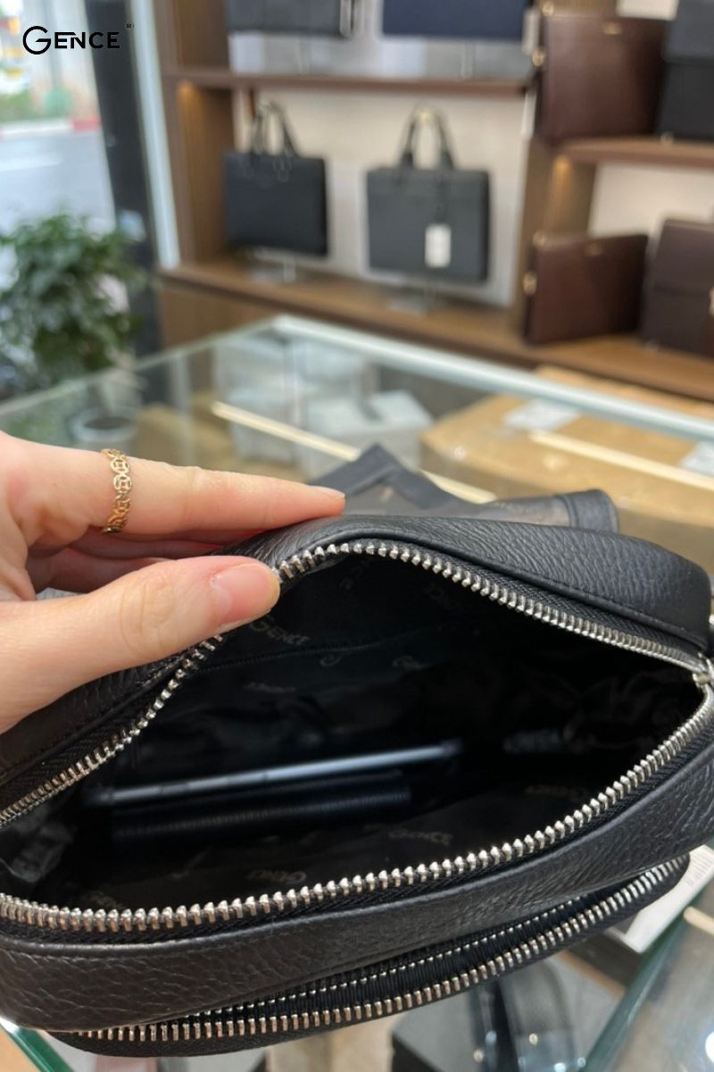 Bên trong túi đeo chéo nam da bò Mill Gence với các ngăn chia đựng điện thoại và giấy tờ