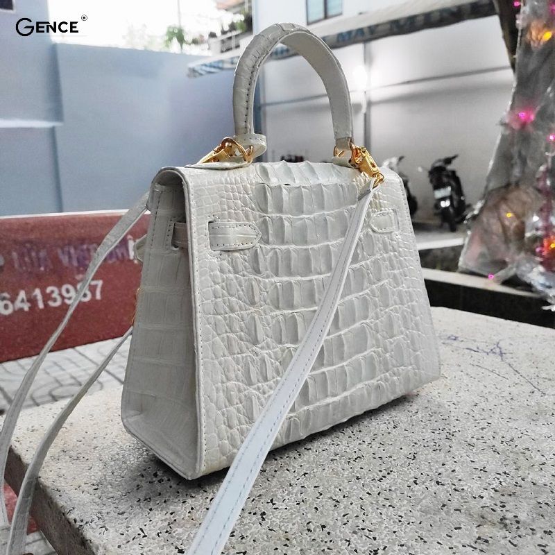 Túi xách da cá sấu bạch tạng da gai gây sự chú ý từ cái nhìn đầu tiên