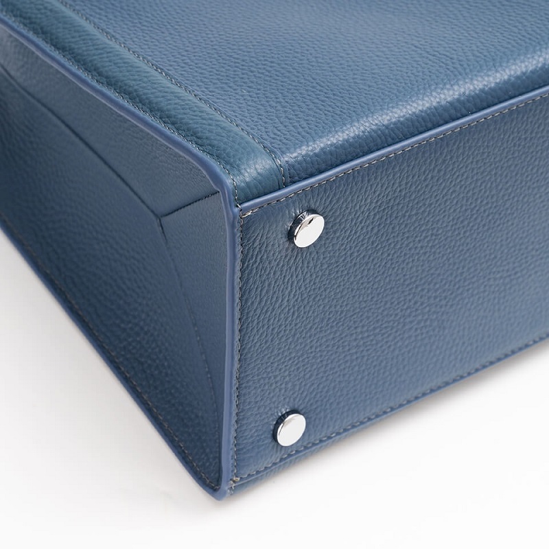 Bề mặt da bò mềm mại, tạo cảm giác thoải mái khi chạm vào