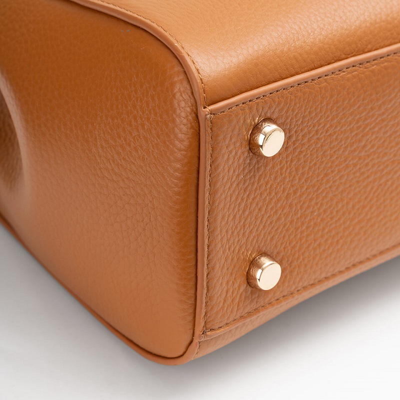 Chất liệu da bò Mill cao cấp tạo nên sức hút của TX22